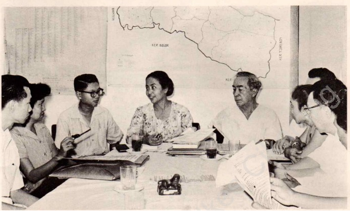 Dr. J. Sulianti Saroso bersama Dr. Rassat